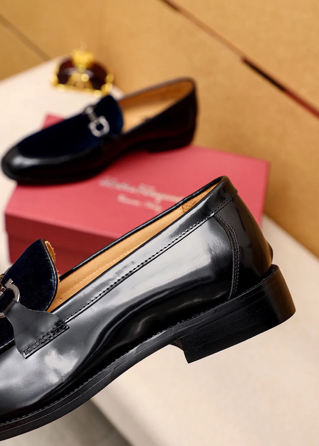 Men's shoes 💰460 💐 Product trademark: Ferragamo "Ferragamo" casual leather shoes Regular size: 38-44 (45.46.47🉑️Customized) Product materials: Selected imported top-layer high mercerized calfskin upper + luxury hardware buckle, imported water-dyed cow leather lining. Strong three-dimensional visual effect, rubber outsole Color: 2⃣️colors available